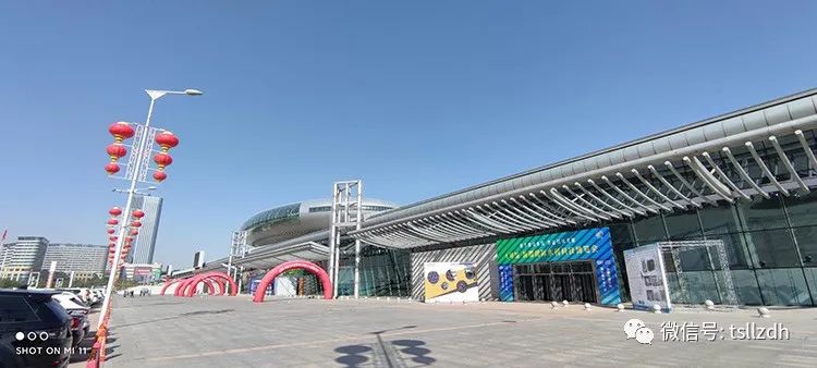 場(chǎng)館外側(cè)